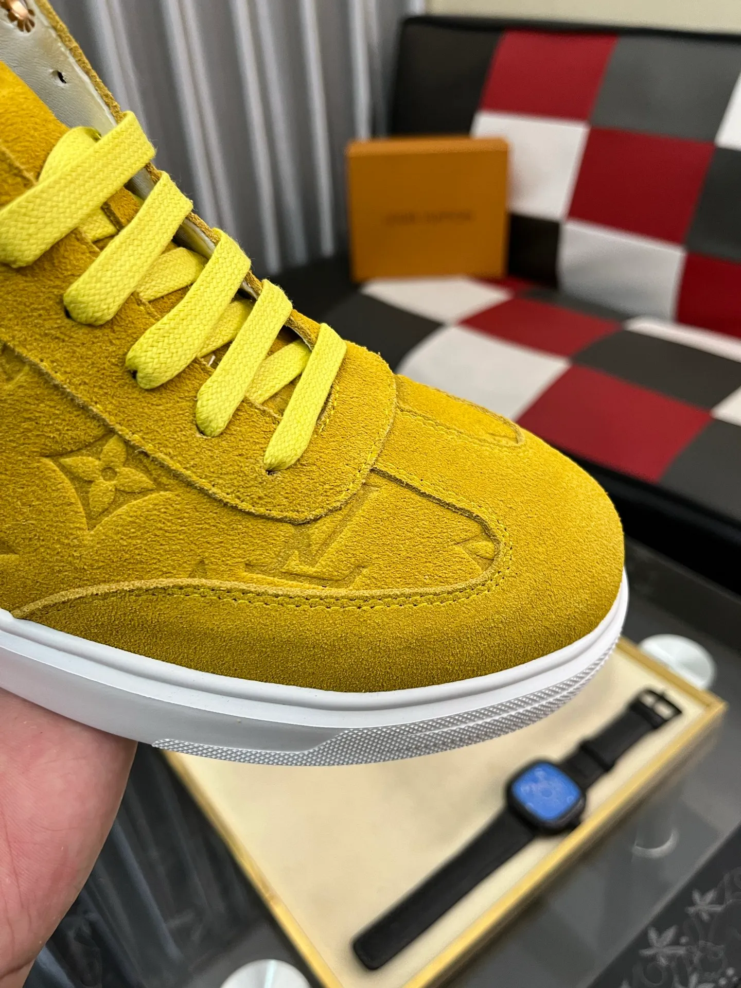 Ex-factory price: 420⌚️⌚️《Louis vuitton/LV Louis Vuitton》original quality.~ Unique modern style sneakers. 🏃A must-have casual shoe for trendy men😍😍 Original brand imported from Italy, imported original leather, cowhide lining (refuses to discolor and grind feet) sole: original sole provided by the original factory, French lazy style design ⚠️Fit to the feet, original quality, super comfortable original sole. Code number: 38-443️⃣Colors available